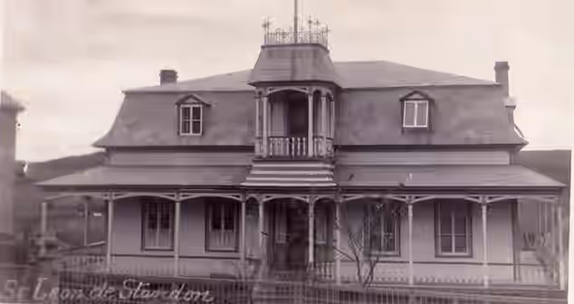 Photo historique de l'ancien presbytère de Saint-Léon-de-Standon en 1890