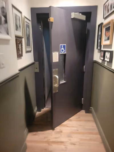 Ascenseur intérieur facilitant l'accessibilité aux chambres de notre auberge