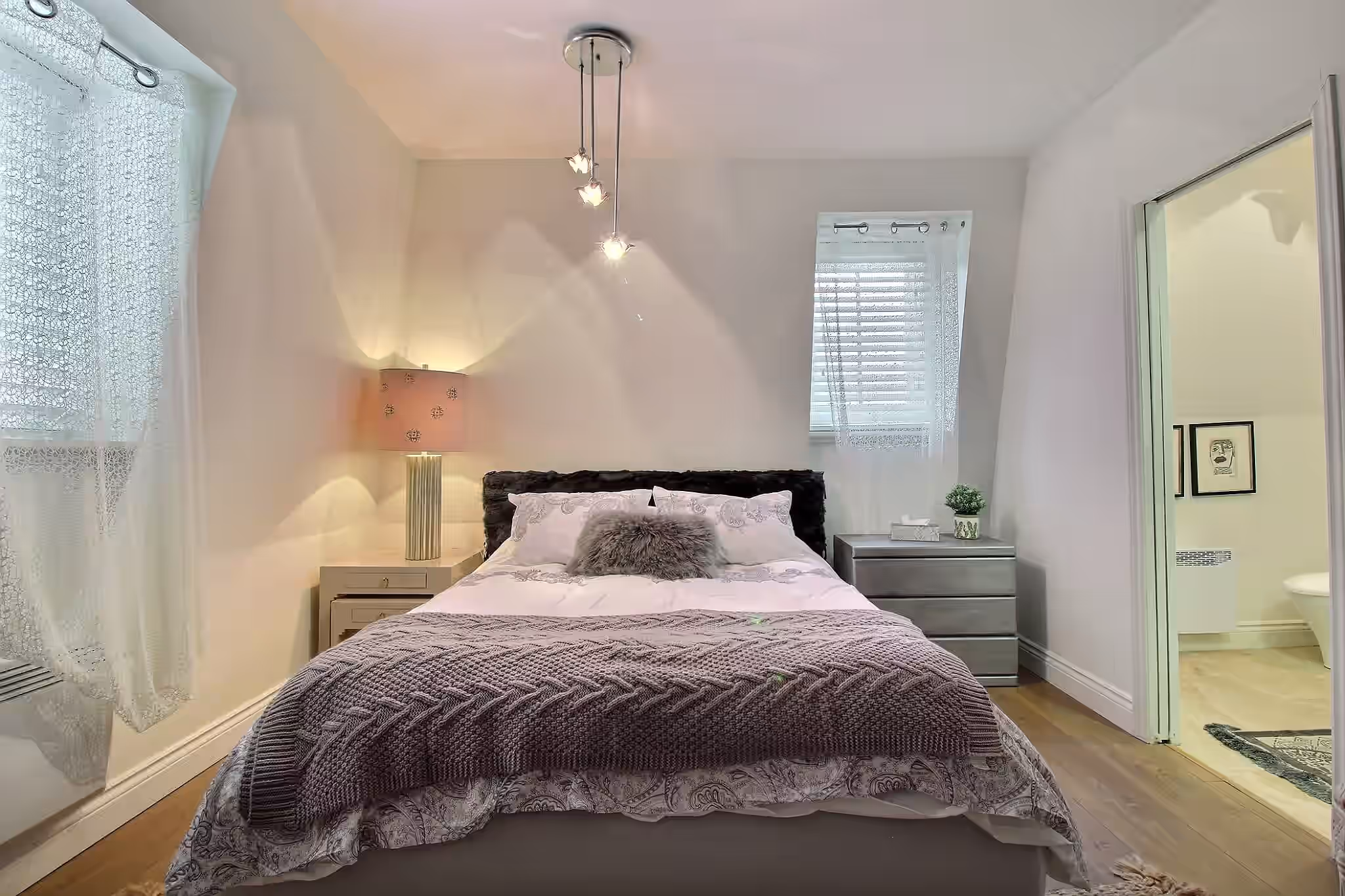 Chambre spacieuse Blue Star avec ambiance apaisante pour un séjour reposant en Bellechasse