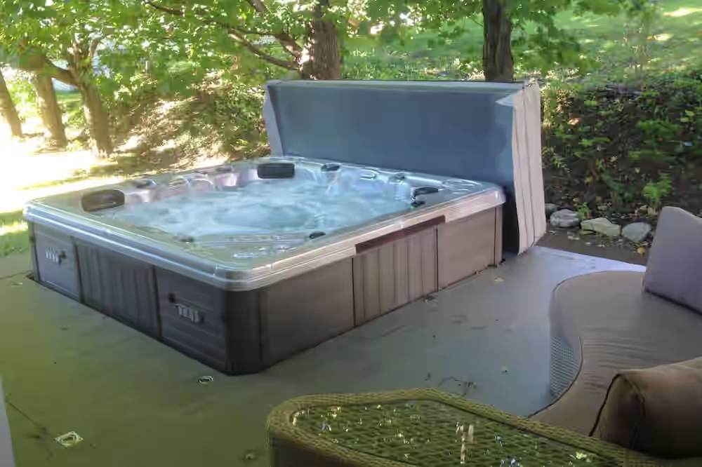 Spa extérieur et espace détente nature au Vieux Presbytère de Saint-Léon-de-Standon